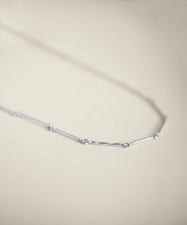 Alternative view of Cadena Peque Plateada