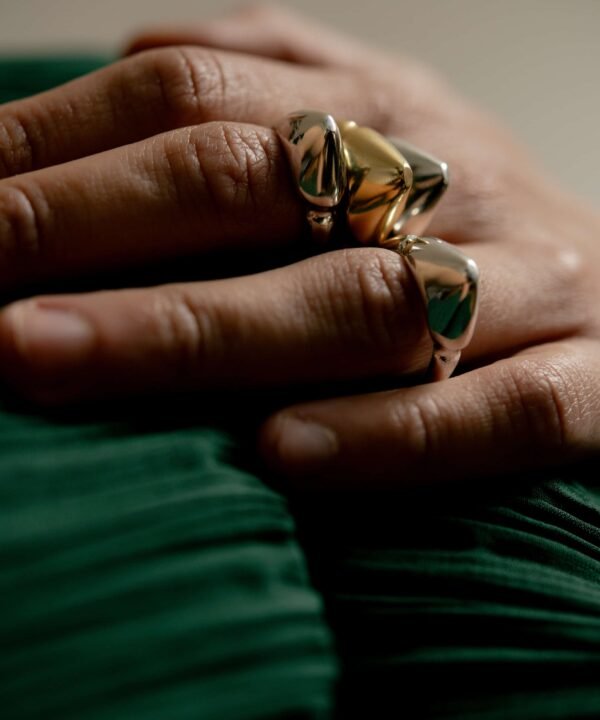 Alternative view of She Ring Gold