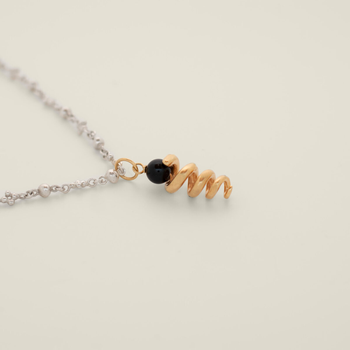 Dije Kundali Onix Dorado