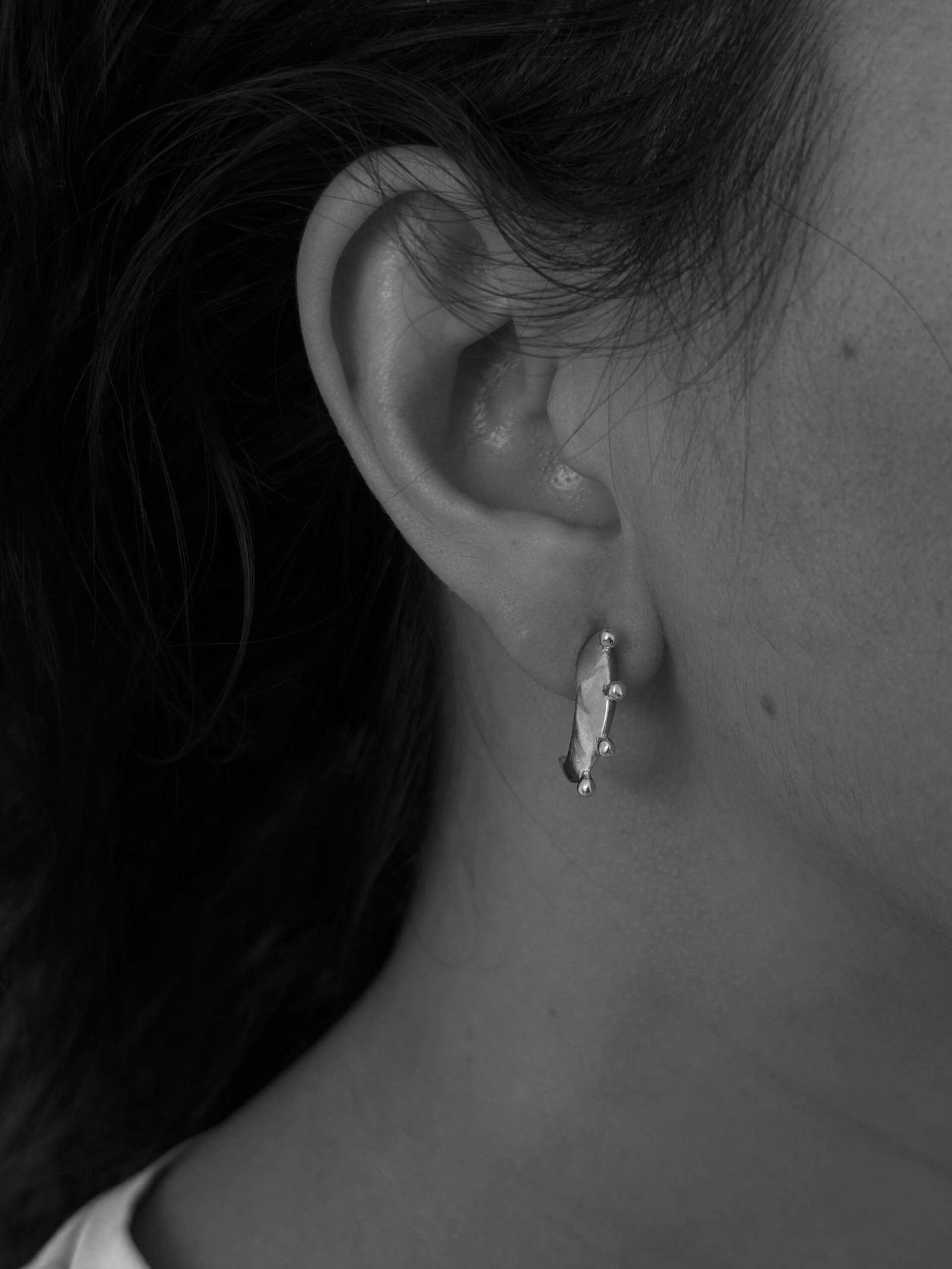 Chiqui Crescent Hoops Gold - Image 3