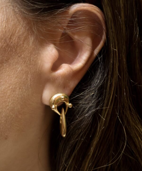 Alternative view of Aretes Double Grano Gold
