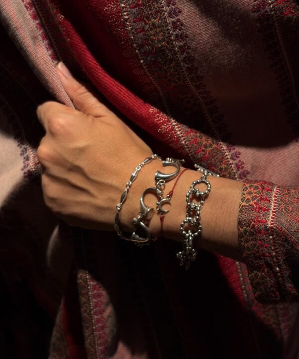 Alternative view of Pulsera Tiga Plateada